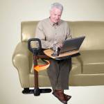 Aufstehhilfe mit schwenkbarem Tablett